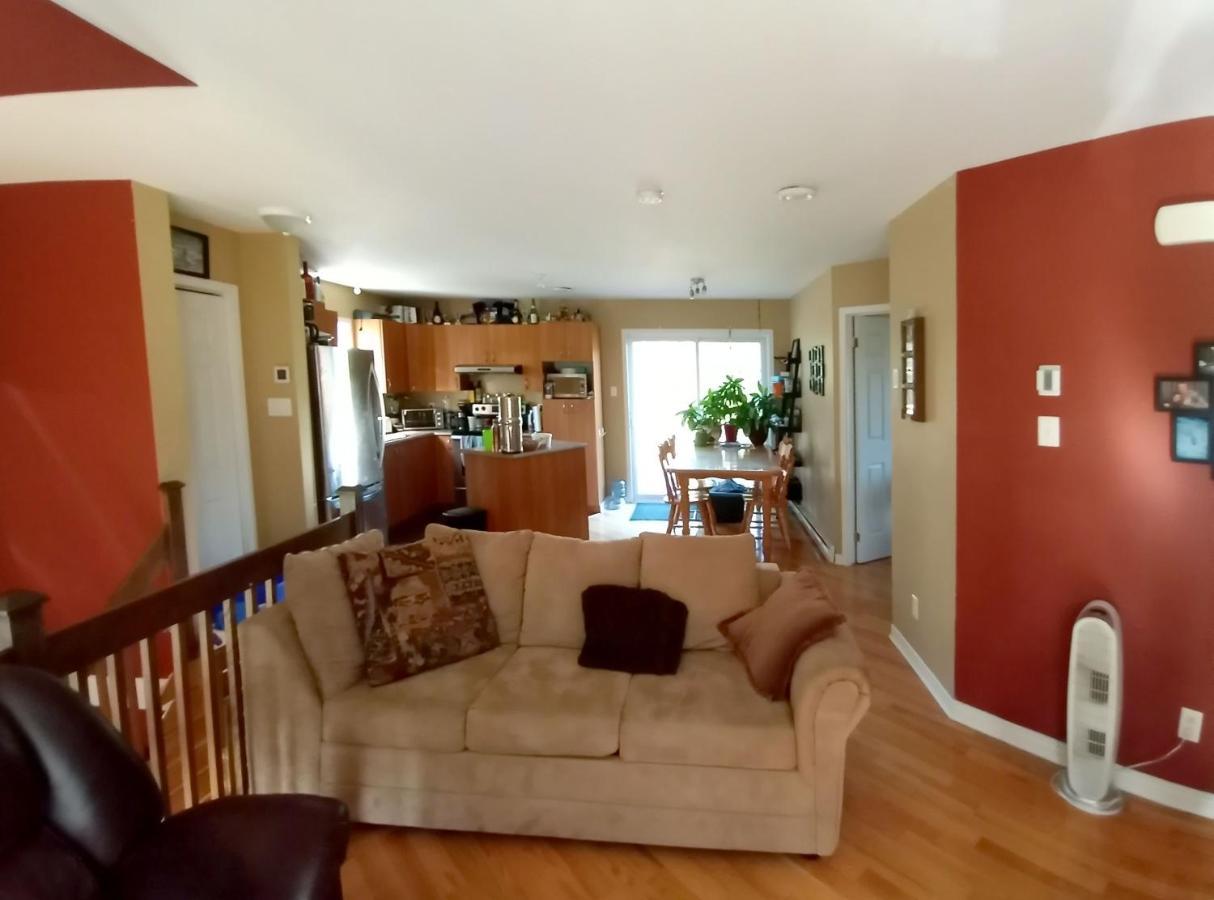 Guests Room For Rent / Chambre Prive Dans Maison Partager Maria Εξωτερικό φωτογραφία